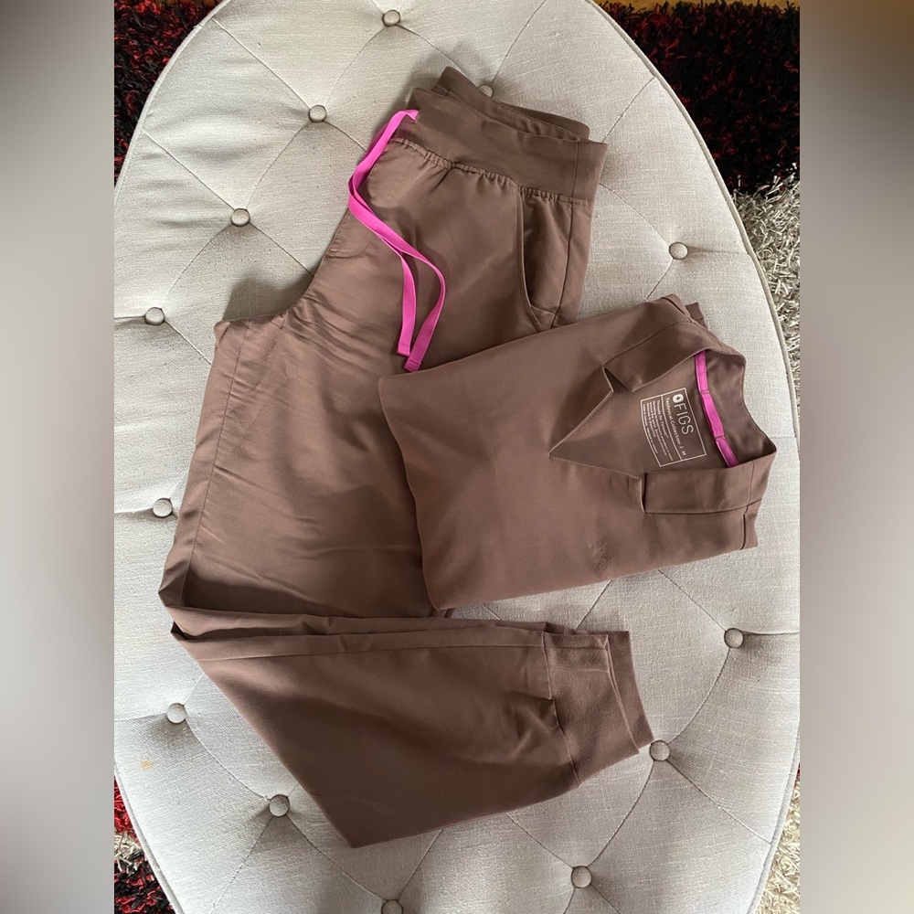 Figs scrub set in medium - Smokey Taupe. EUC